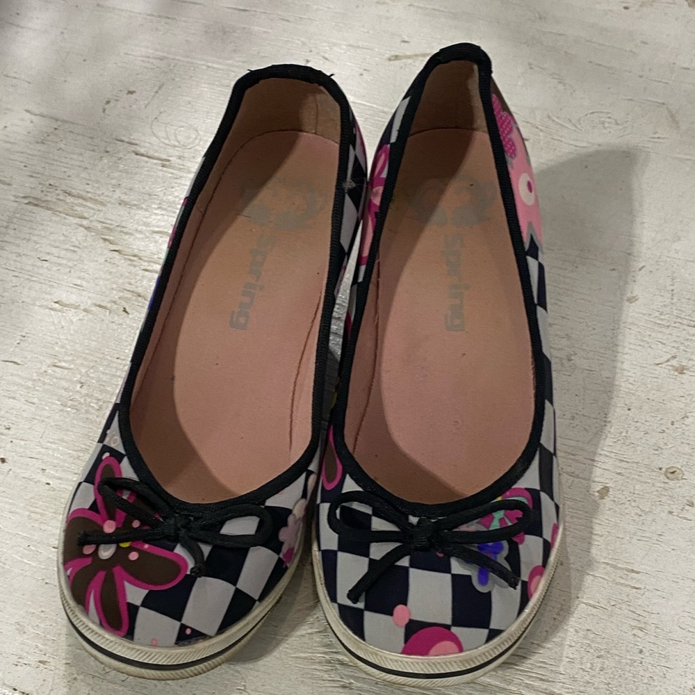 Size 6 colourful shoes.